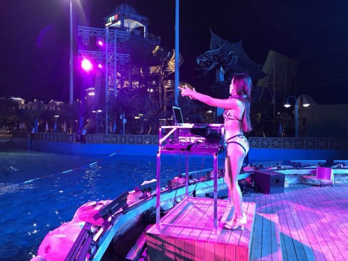 克里湾水乐园狂欢派对 百大DJ现场诠释电音魅