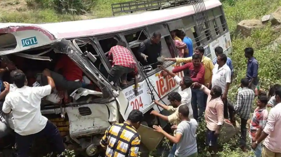 印度一载60人大巴疑刹车失败坠入山谷 已致43死