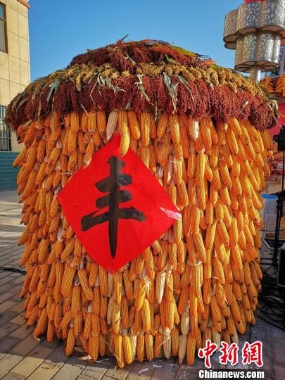 图为丰收的玉米和高粱搭成的谷仓，预示着今年的丰收。　吴学珍摄