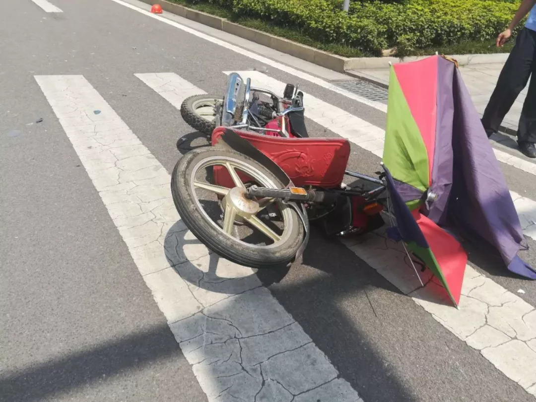 两车相撞轿车应该赔摩托车钱? 交警这样说