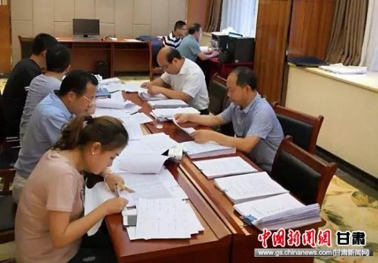 陇南市税务局稽查局集中检查相关企业账务。