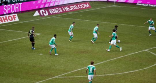 联赛首败!德甲-伊藤洋辉破门拜仁5分钟丢2球1-2奥格斯堡