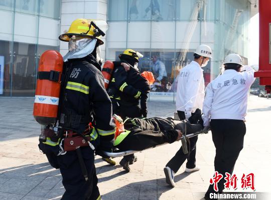 高层建筑灭火救援综合演练中，消防员在运送伤者。　合肥消防供稿摄