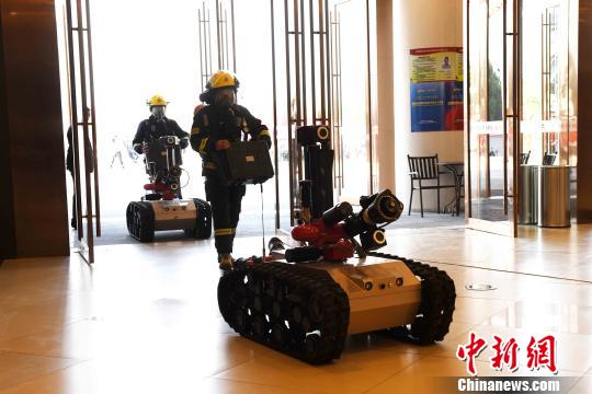 高层建筑灭火救援综合演练中的消防机器人。　合肥消防供稿摄