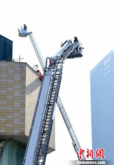 高层建筑灭火救援综合演练中。　合肥消防供稿摄