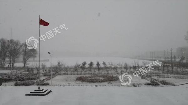 大范围雨雪降温“特供”新疆 首府乌市迎今冬初雪