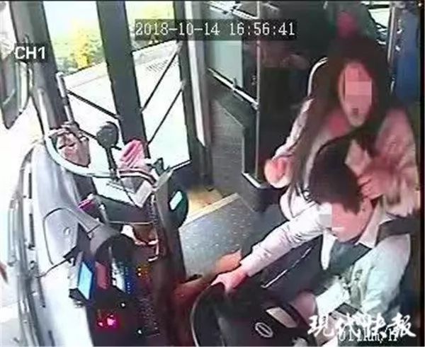 愤怒!又见女子抢夺公交方向盘 还坐在司机身上拉扯