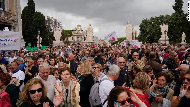 罗马爆发数万人示威游行，就为了把美女市长赶下台？