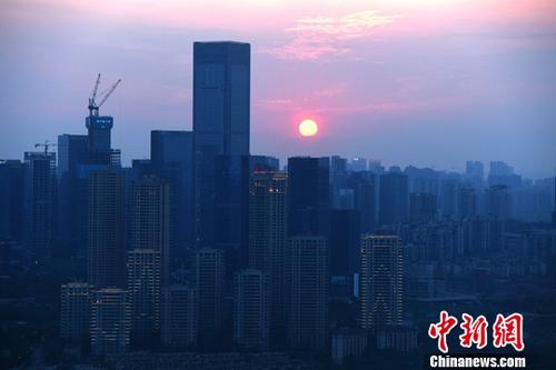 资料图为重庆高楼。中新社记者陈超摄