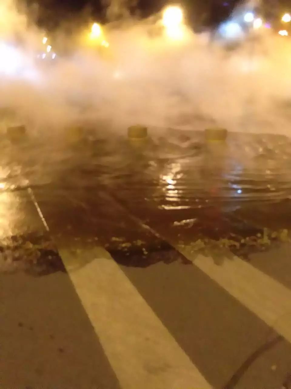 济南街头热力管道爆裂！多人烫伤