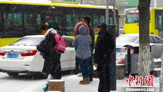 乌鲁木齐降雪航班延误 滞留旅客3700余人