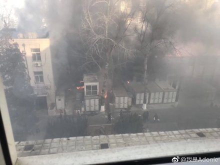 北京交通大学实验室起火 浓烟弥漫