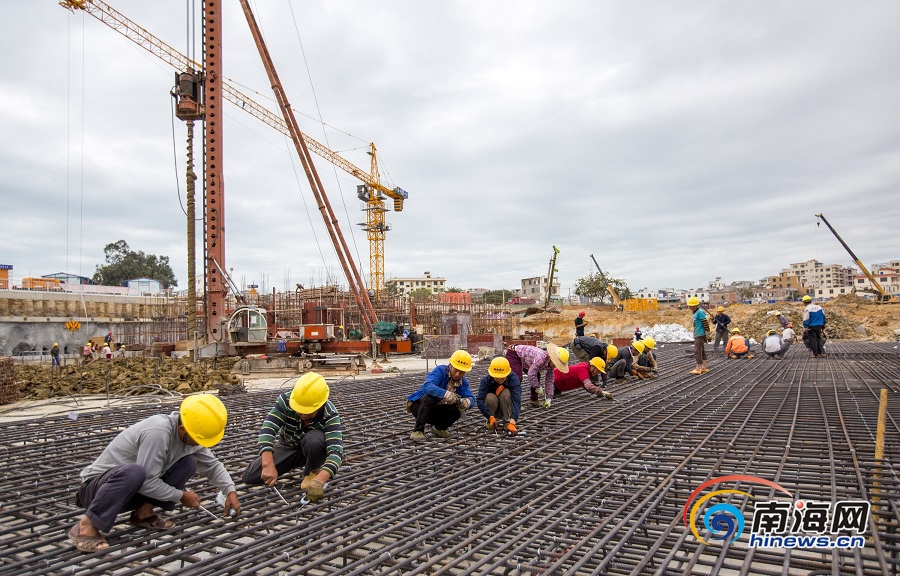 1月1日,在三亚市西瓜村,芒果村棚改安置区建设项目工地,工人们正在