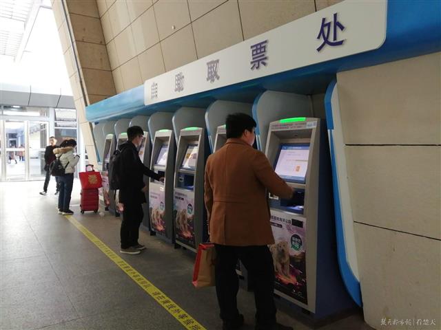 春节期间 武昌火车站18个窗口24小时售票