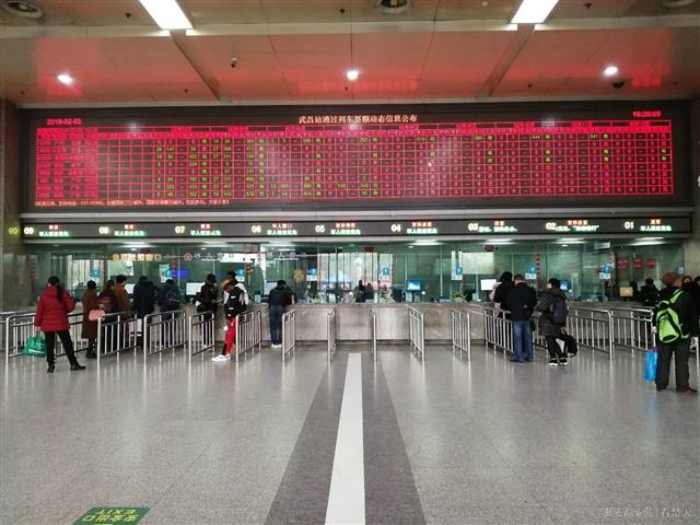 春节期间 武昌火车站18个窗口24小时售票