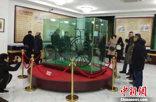 图为2月6日农历春节大年初二，民众参观甘肃三木自行车博物馆。　南如卓玛摄