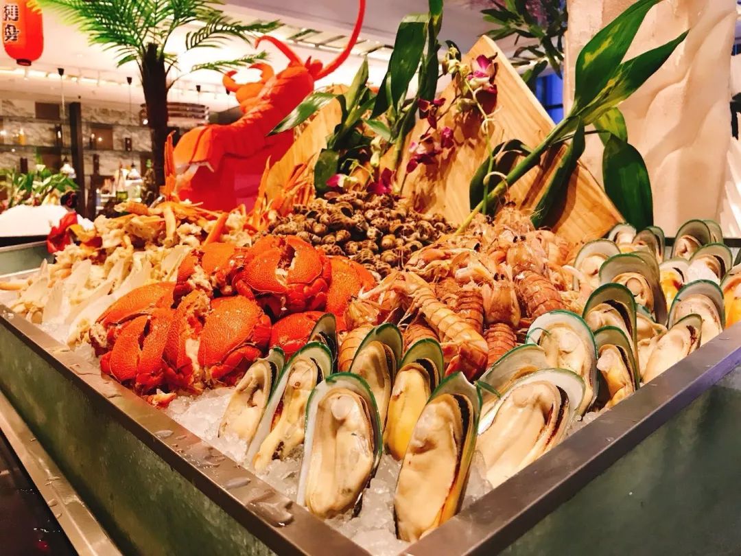 汇四海之士，品八方之食！每周末920元即享皇冠高级房及超值美食礼遇，美食盛宴，任君享用！