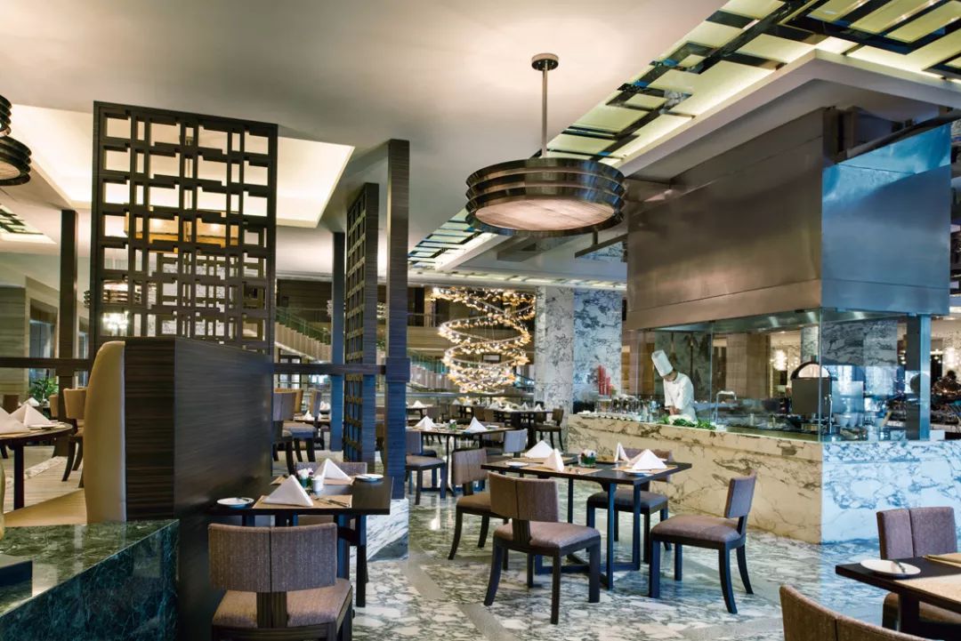 汇四海之士，品八方之食！每周末920元即享皇冠高级房及超值美食礼遇，美食盛宴，任君享用！