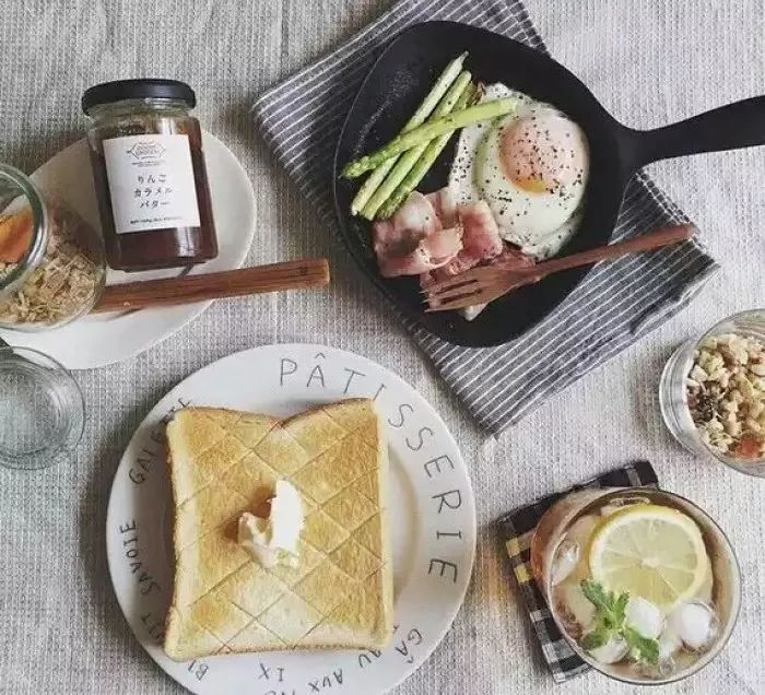 汇四海之士，品八方之食！每周末920元即享皇冠高级房及超值美食礼遇，美食盛宴，任君享用！