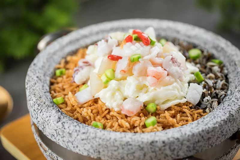 汇四海之士，品八方之食！每周末920元即享皇冠高级房及超值美食礼遇，美食盛宴，任君享用！