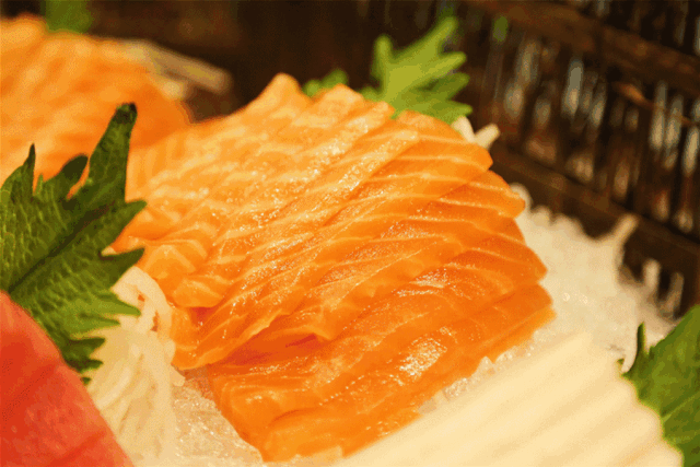 汇四海之士，品八方之食！每周末920元即享皇冠高级房及超值美食礼遇，美食盛宴，任君享用！