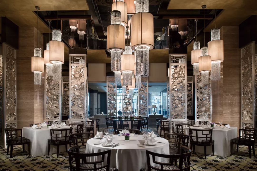 汇四海之士，品八方之食！每周末920元即享皇冠高级房及超值美食礼遇，美食盛宴，任君享用！