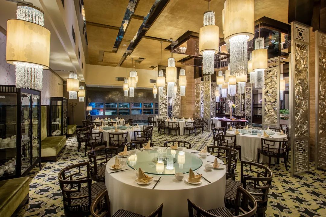 汇四海之士，品八方之食！每周末920元即享皇冠高级房及超值美食礼遇，美食盛宴，任君享用！