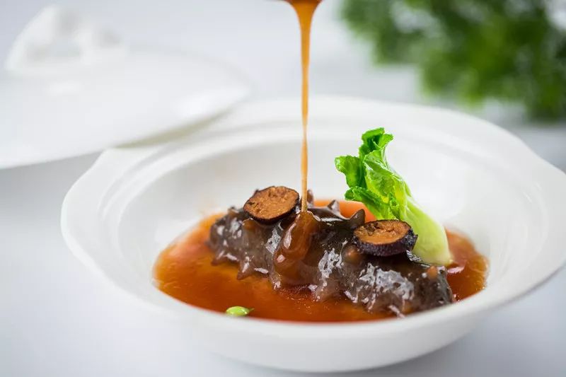 汇四海之士，品八方之食！每周末920元即享皇冠高级房及超值美食礼遇，美食盛宴，任君享用！