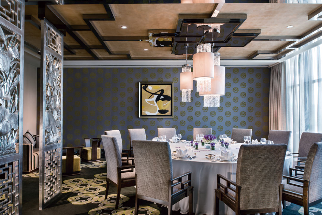 汇四海之士，品八方之食！每周末920元即享皇冠高级房及超值美食礼遇，美食盛宴，任君享用！