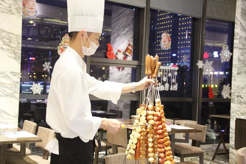 汇四海之士，品八方之食！每周末920元即享皇冠高级房及超值美食礼遇，美食盛宴，任君享用！