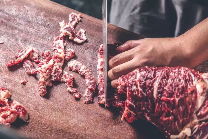 汇四海之士，品八方之食！每周末920元即享皇冠高级房及超值美食礼遇，美食盛宴，任君享用！