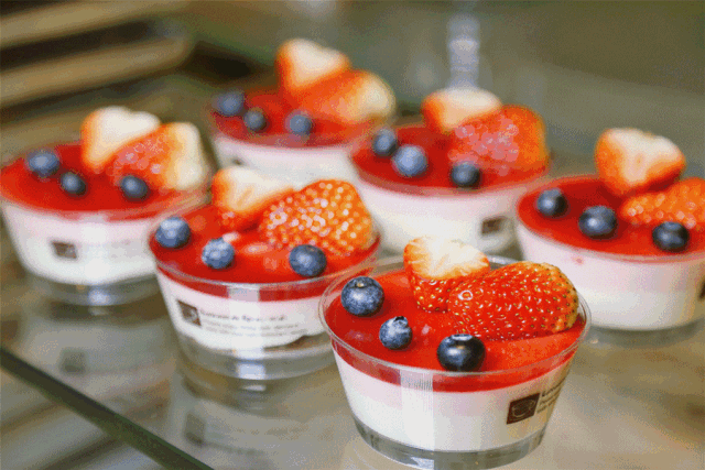 汇四海之士，品八方之食！每周末920元即享皇冠高级房及超值美食礼遇，美食盛宴，任君享用！