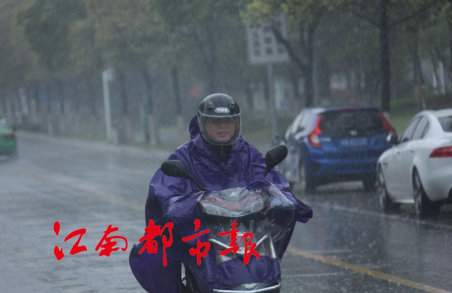 小雨衣穿上   走,风雨无阻去上班咯