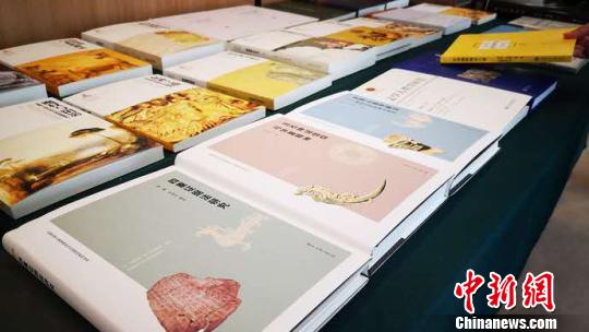 《玉石神话信仰与华夏精神》等4部新著在会上首发。供图 上海交通大学神话学研究院、上海市社会科学创新研究基地“中华创世神话”首届新成果发布暨专家论坛上7日在沪举行,《玉石神话信仰与华夏精神》等首批4部新著在会上首发,它为中华文明的探源找到了“玉石信仰”的突破口。