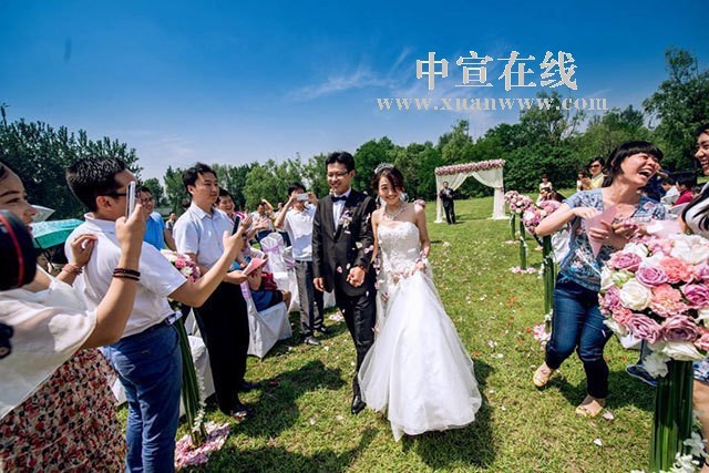 草地婚礼婚纱_草地婚礼