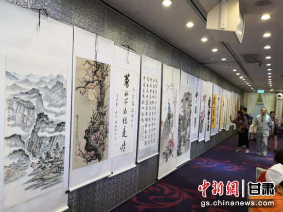 “丝绸之路”港澳书画作品交流巡回展开幕。 