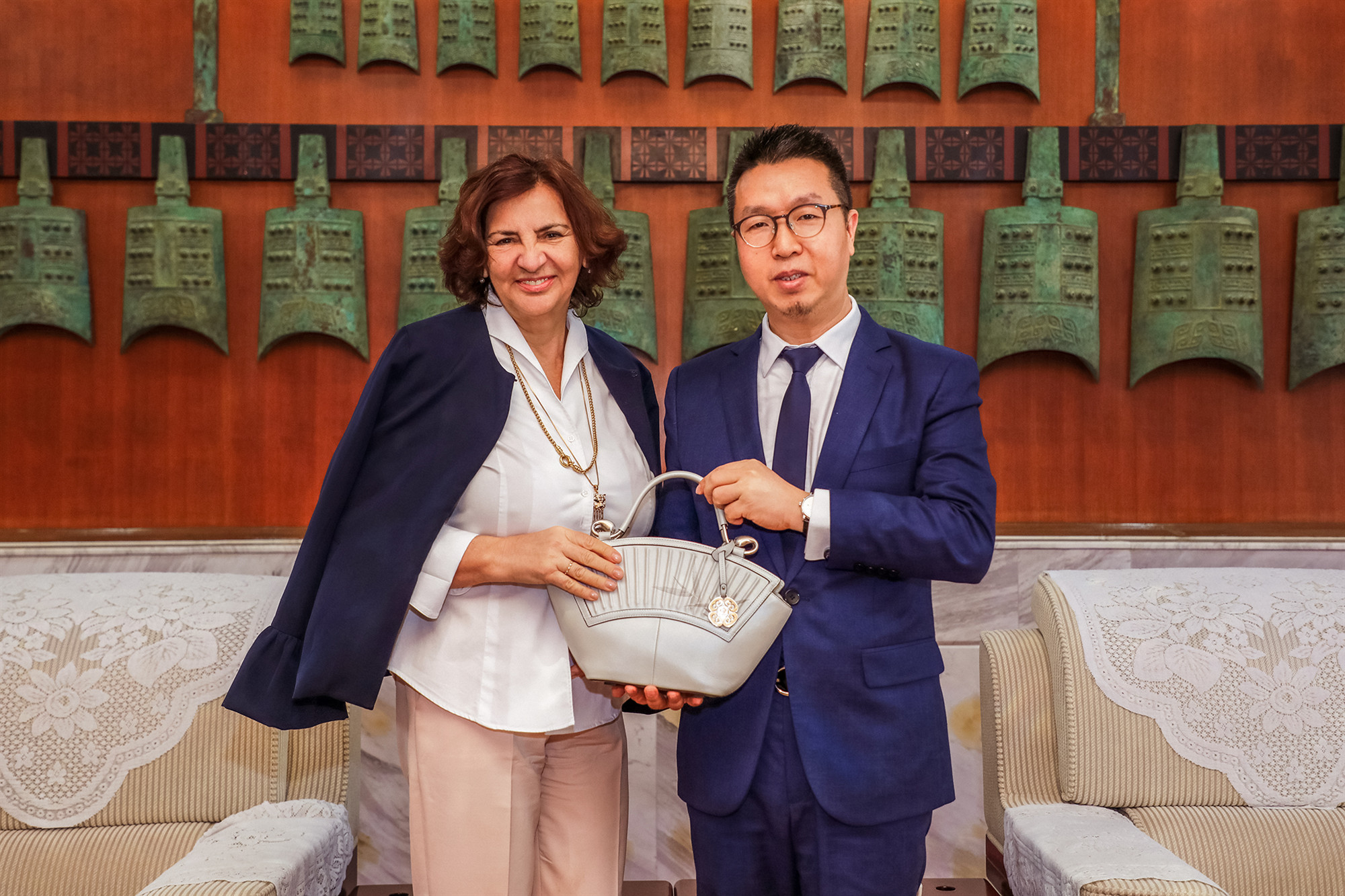 饰族创始人黄浪先生(右)赠送半坡艺术手袋给塞尔维亚驻华大使夫人dana