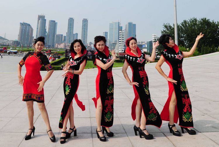 中国最美老年模特队 25ef8dff9903892_w750_h503.jpg