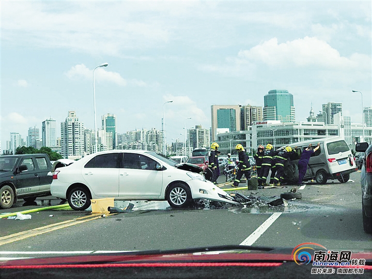 海口世纪大桥三车相撞 肇事司机逃离现场