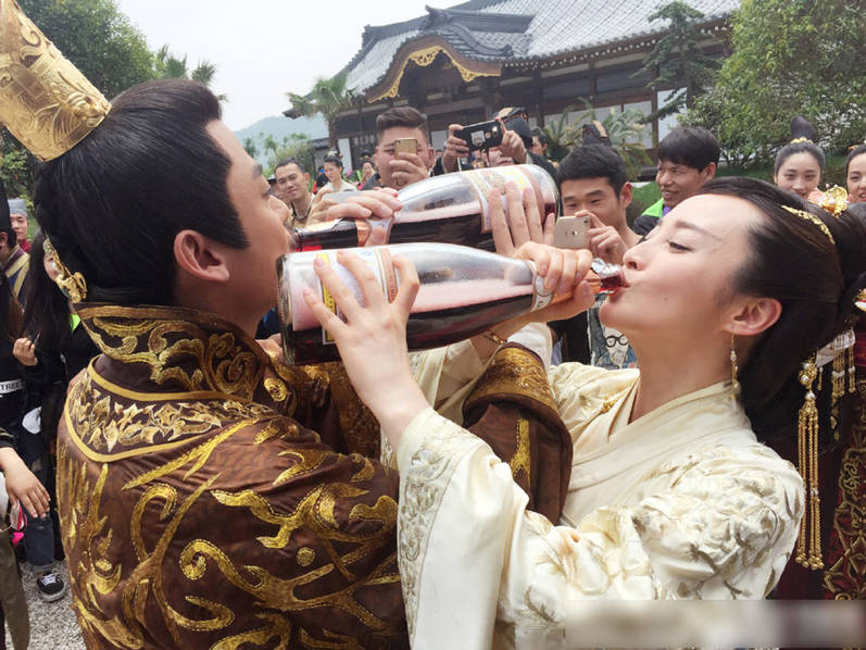 蒋勤勤芦芳生古装造型亮相 霸气对饮_凤凰海南