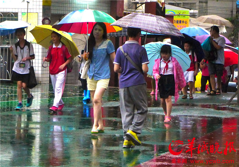 清晨大暴雨来袭 广州多处发生水浸街_凤凰广州