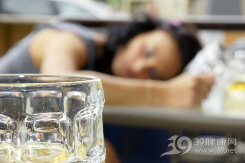 青年女喝酒啤酒酒精醉酒睡覺_10335819_xxl