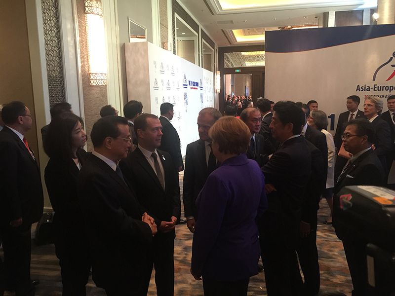 亚欧首脑会议间隙 中德俄总理过道上熟络交谈