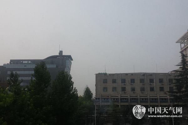 北京今天闷热依旧 有阵雨或雷阵雨