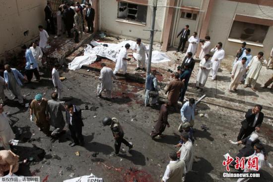 据美联社报道，当地时间8月8日上午，巴基斯坦西南部城市奎达一家医院遭炸弹袭击。巴基斯坦俾路支省卫生部长8日说，该起爆炸是一起自杀式炸弹袭击，目前已造成至少93人死亡。