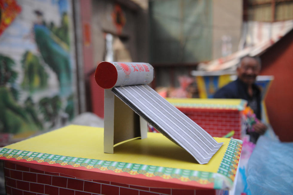 越南人祭祖不输中国:烧劳斯莱斯和波音787