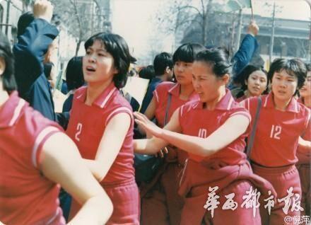 倪萍晒30年前扮演女排队员老照片为郎平点赞