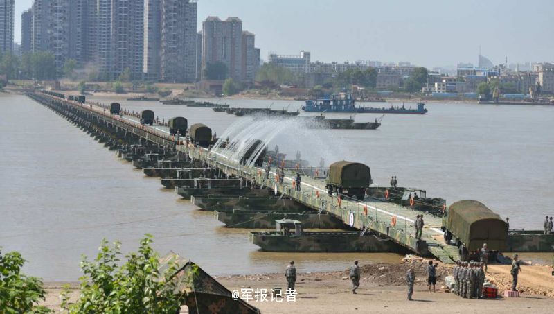 仅用26分40秒 陆军架1150米浮桥横跨长江(图)