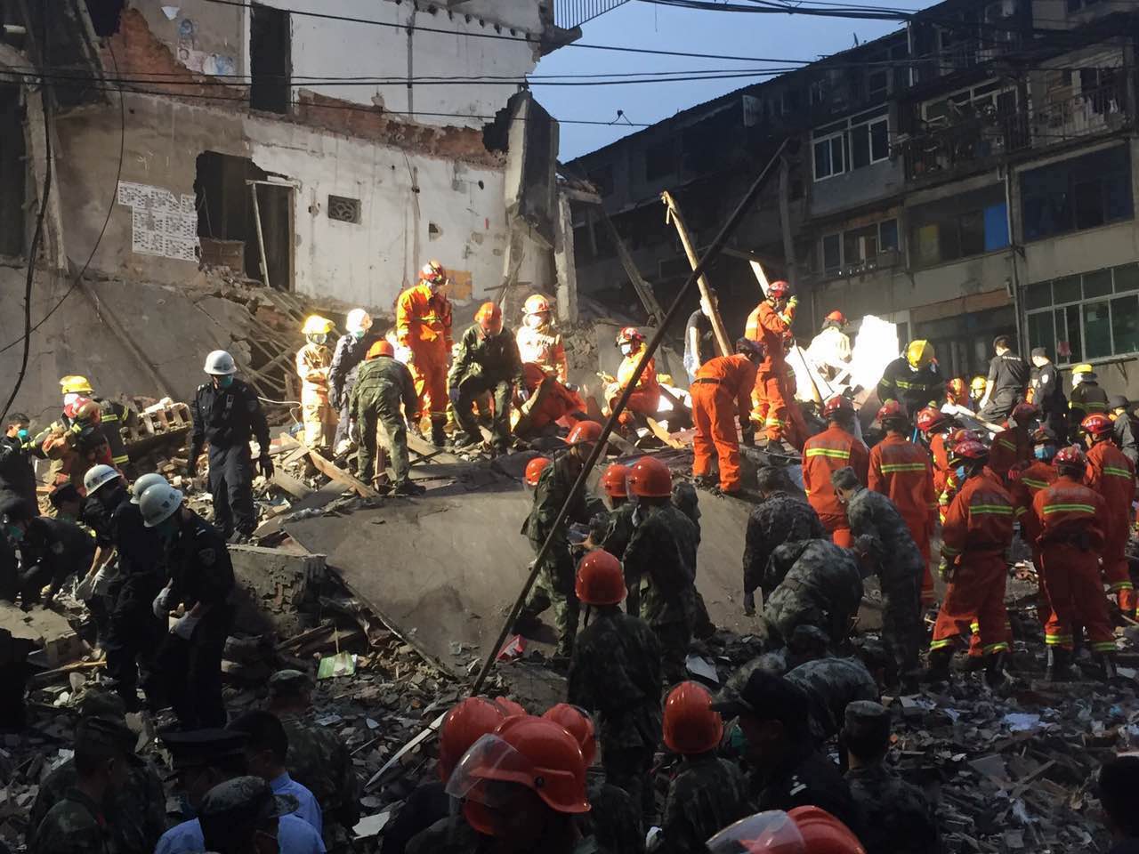 温州三幢5层高楼房凌晨坍塌 20多人被埋(图)