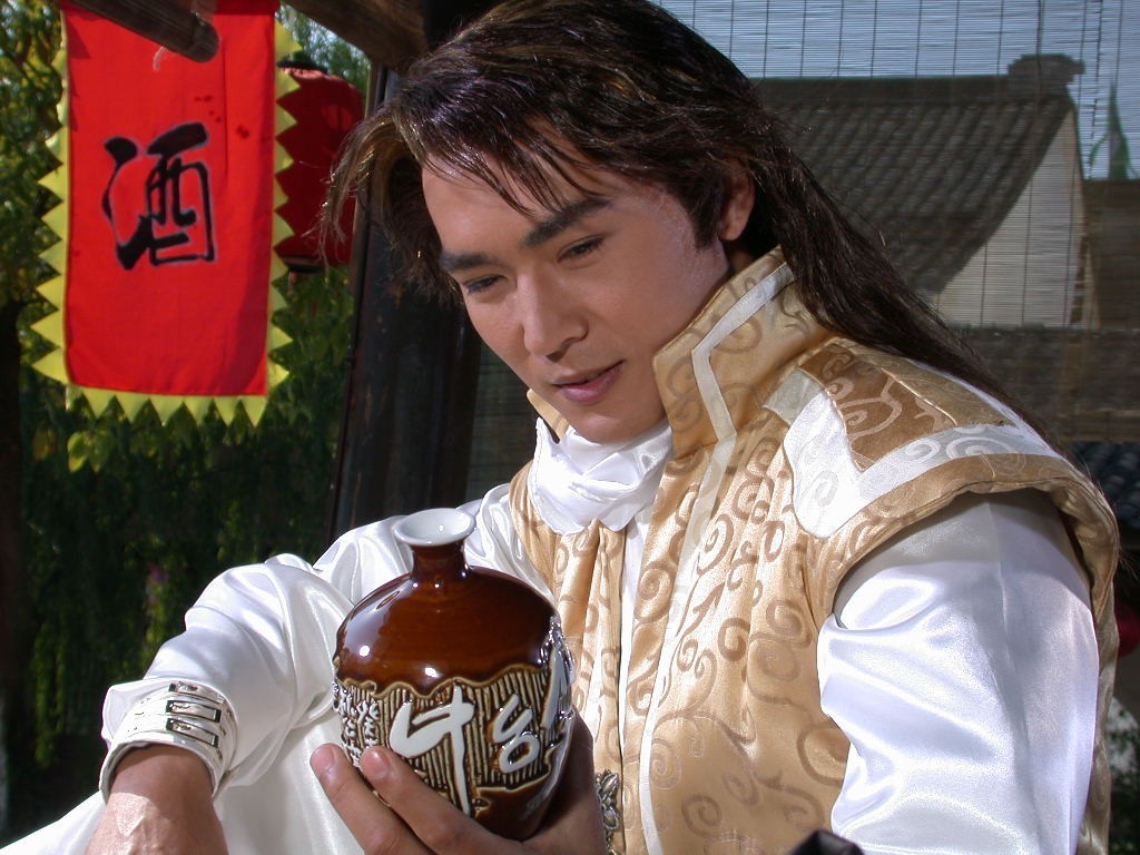 古之侠者,嗜酒如命,金庸和古龙谁是真侠客?